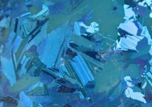 En plate med krystallisert silisium. Silisiumplaten er tilsatt silisiumnitrid på ca 75 nm (0.000075 mm) som gir en blå farge. Silisiumnitrid fungerer som et antirefleksbelegg. Foto: Per Henning/NTNU