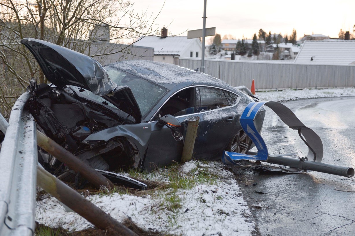 The more the bumper and front of the car deform, the better it is for the people inside a car during a car crash. That is how NTNU experts evaluated the car that cross-country ski racing star Petter Northug drove off  road on 4 May last year. Photo: Henrik Sundgård