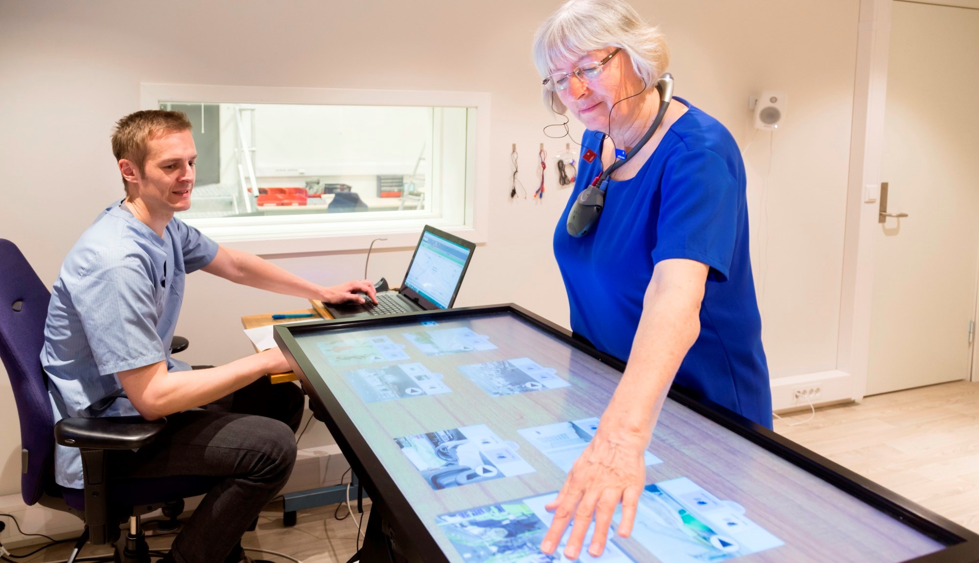 Using sound images and a touch screen, the user can generate the sounds of an everyday situation, such as a workplace canteen. Photo: Thor Nielsen/SINTEF.