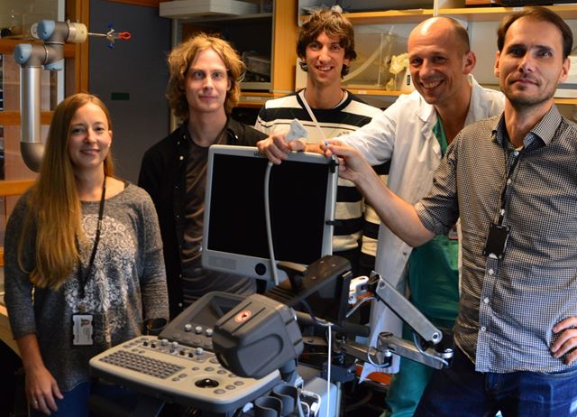 Dette er teamet bak den nye ultralydteknologien: Janne Beate Bakeng, Erik Smistad, Daniel Høyer Iversan, Kaj F. Johansen, og Frank Lindseth. Foto: Kathinka Høyden.