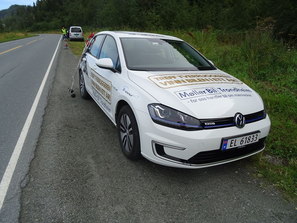 There is a massive potential for reducing both traffic noise and fuel consumption linked to conventional cars by combining low-noise tyres and the right kind of road surfacing. This photo is taken during the tests. Photo: SINTEF