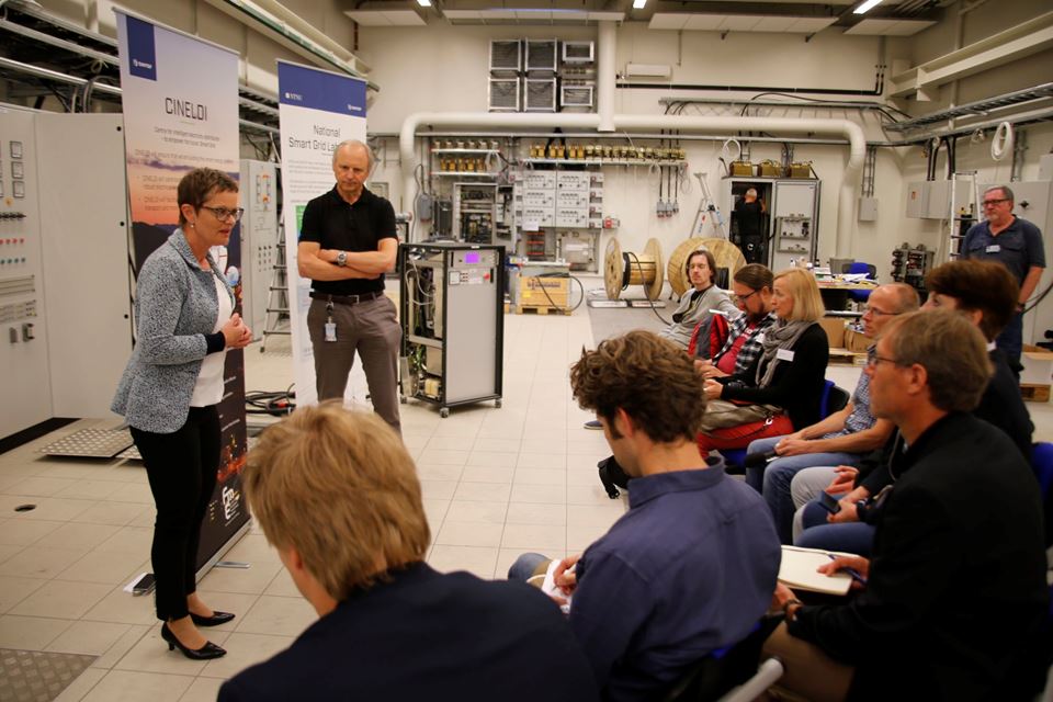 Gerd Kjølle and Kjell Sand giving a presentation to visiting European journalists in the Smart Grid laboratory in June 2016. Photo: Gry Karin Stimo/SINTEF