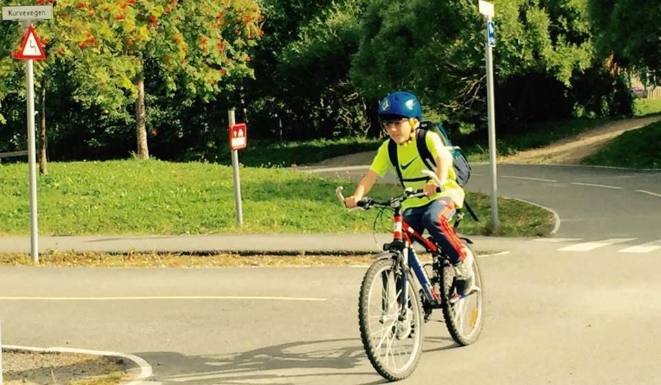 A boy taking a cycling test wearing glasses with installed sensors costing NOK 250,000 a pair. The results from this trial will help Norwegian children to get even better cycling instruction. Photo: SINTEF
