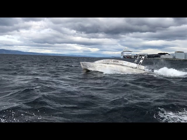 Fjernstyrt båt fjerner oljesøl