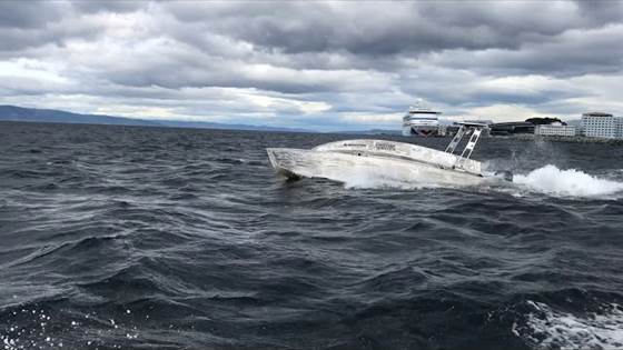 Fjernstyrt båt fjerner oljesøl