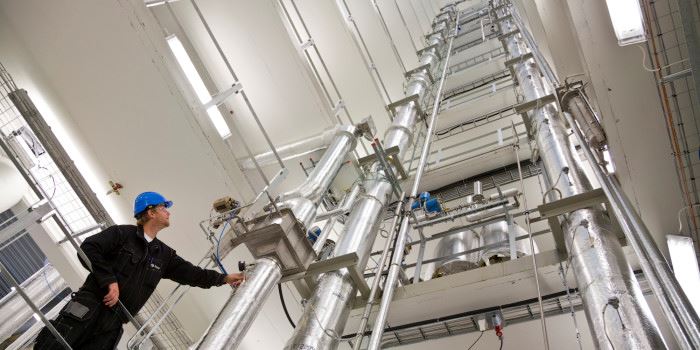 Lars Hovdahl inspects SINTEF's new CO2 capture facility at Tiller outside Trondheim. Photo: Thor Nielsen