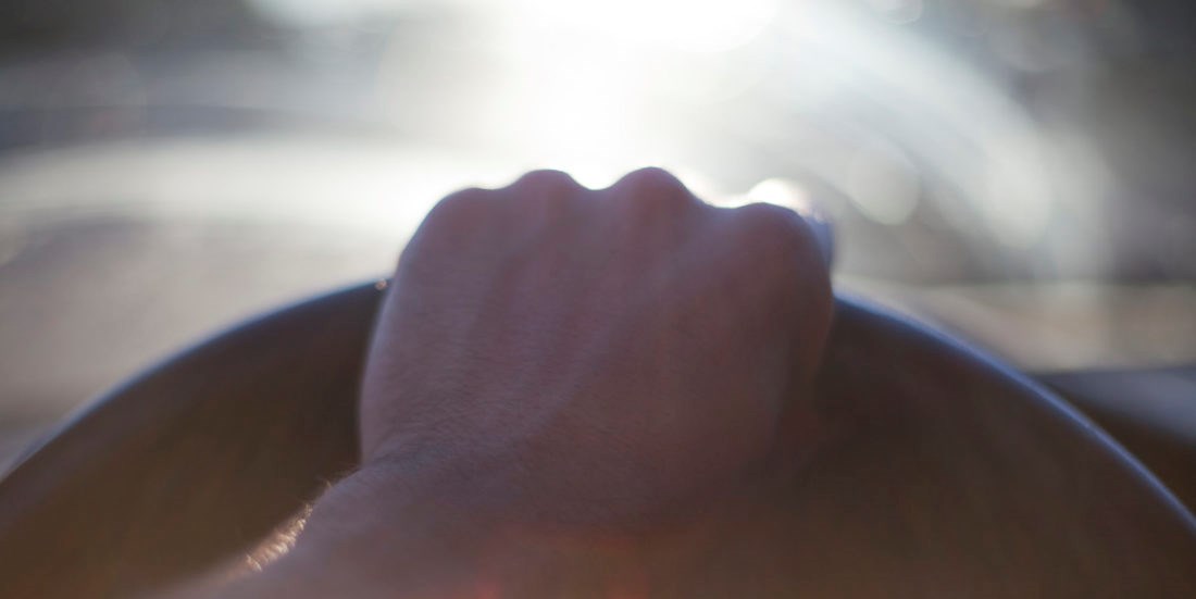 SINTEF research has shown that ISA (Intelligent Speed Adaptation) is a very good way to persuade Norwegian car drivers to reduce speed and thus prevent many serious road accidents. Adoption of  the system would also reduce greenhouse gas emissions and cut fuel consumption. Photo: Thinkstock.