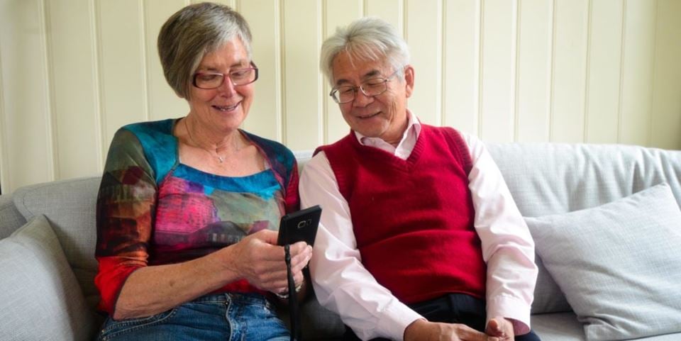 Reidun and Richard: Reidun Gully has been testing the EziSmart for two months, and it is her first smartphone. She particularly likes the external keypad and extended GPS function, one of the applications developed by Richard Chan (right). Photo: Lisbet Jære.