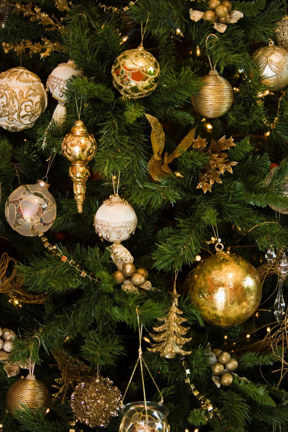 The Christmas tree is to be put outdoor and not into the stove. Most municipalities provide collecting washed up Christmas trees. Please contact your local waste department for more info. Photo: Thinkstock.