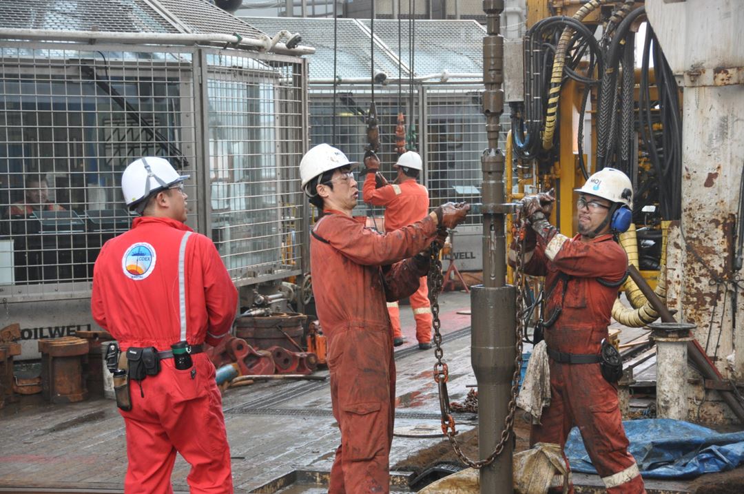 Drilling for ancient microbes on Day 40 of the 2012 Chikyu expedition. Photo: JAMSTEC