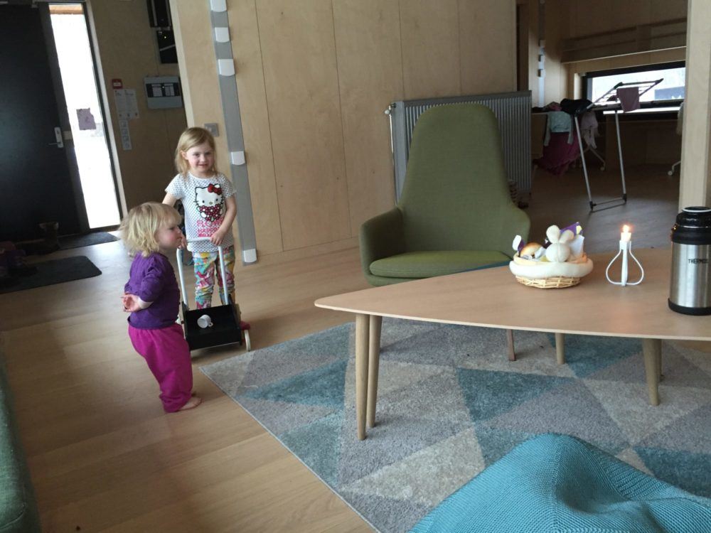 These two sisters were comfortable enough in the experimental house to play barefoot, even when it was cold outside. Photo: Ruth Woods, SINTEF