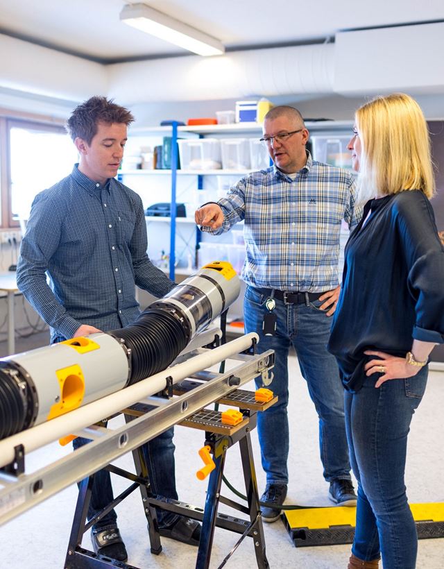 Pål Liljebäck, Arne Kjørsvik and Kristin Ytterstad Pettersen with the snake robot that will be ready for action in 2019. Photo: Julie Gloppe Solem, NTNU