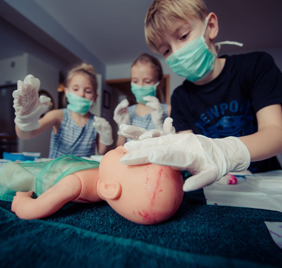 Norwegian first aid campaign. First aid training for young children. Research shows that this works best in social settings, so SINTEF is looking into how to optimise first aid training for school children. Photo: Pexels.com