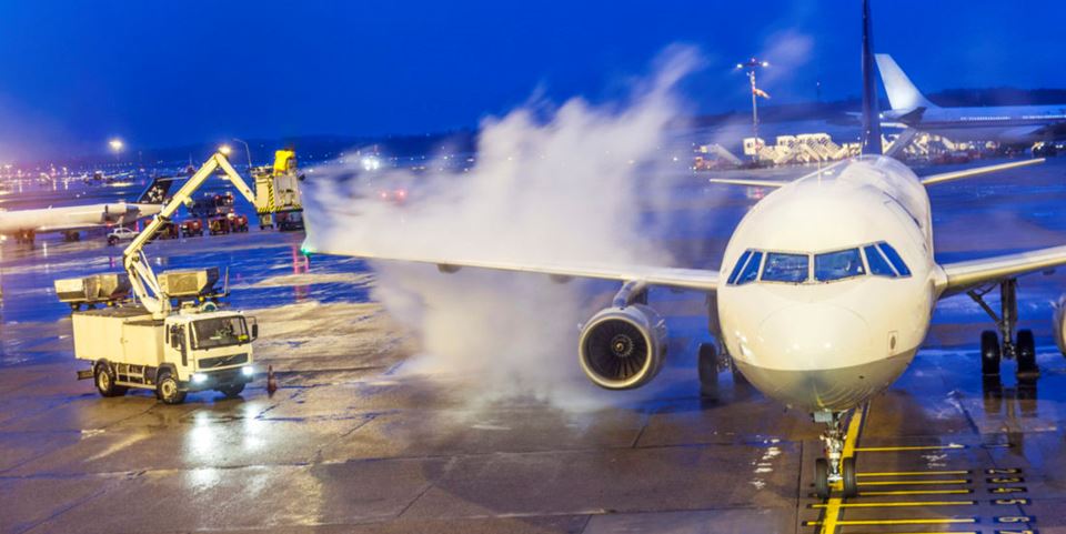 De-icing of aircraft pollutes the ground. Now, new filter technology will be tested against the problem at Sola Airport, after successful laboratory trials. Illustration photo: Thinkstock
