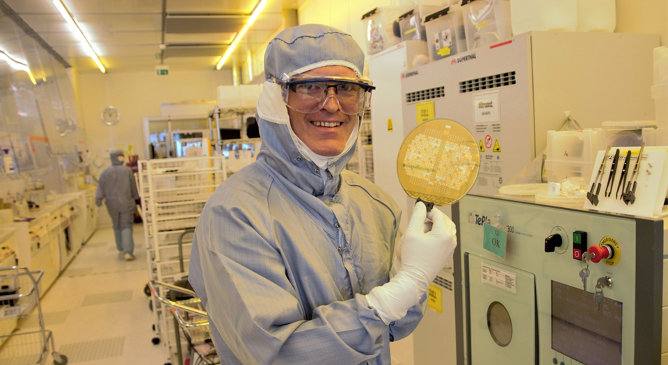 SINTEF researcher Frode Tyholdt struck gold during his doctorate studies. His work has made it possible to manufacture high-tech microsystems that respond “faster than lightning”. The technology is now installed in a new camera lens that is ready for the market. Photo: Lisbet Jære.