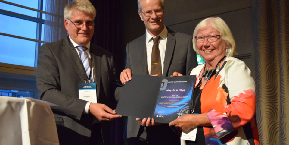 CCS Award for 2017 was awarded to May-Britt Hägg from SINTEF. Nils Røkke, Director of Sustainability at SINTEF on the left and Dean at NTNU Øyvind Gregersen- in the middle. Photo: SINTEF.