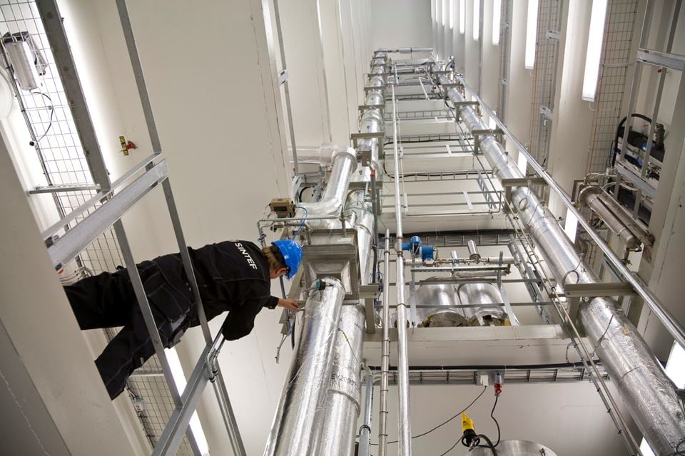 At the SINTEF carbon capture plant at  Trondheim, Norway, research is being carried out into full-scale CO2 treatment. Engineer Lars Hovdahl is checking to see that everything is working as it should. Photo: Thor Nielsen