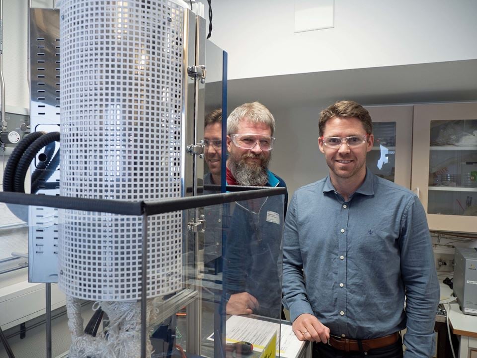 Ragnar Strandbakke (left) and Einar Vøllestad are the first scientists to have achieved industrial scale production of hydrogen using high-pressure steam. The results were recently published in the journal Nature Materials. Photo: Georg Mathisen.