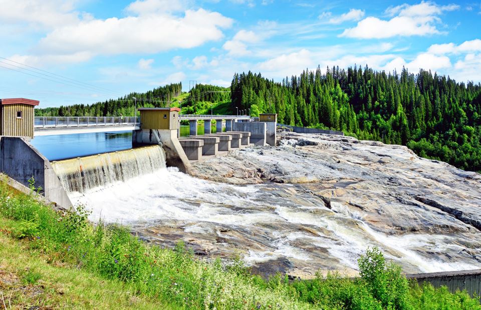 The expansion and upgrade of existing hydropower plants represents a possible alternative to wind farm development. So-called environmental design makes it possible to conserve natural habitats while at the same time generating renewable energy profitably. Photo: alxpin/iStock