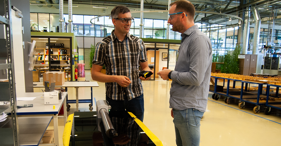 Project manager Tormod Jensen (left) and SINTEF researcher Terje Mugaas discussing the potential of new a tool equipped with sensors. Photo: Håvard Egge.