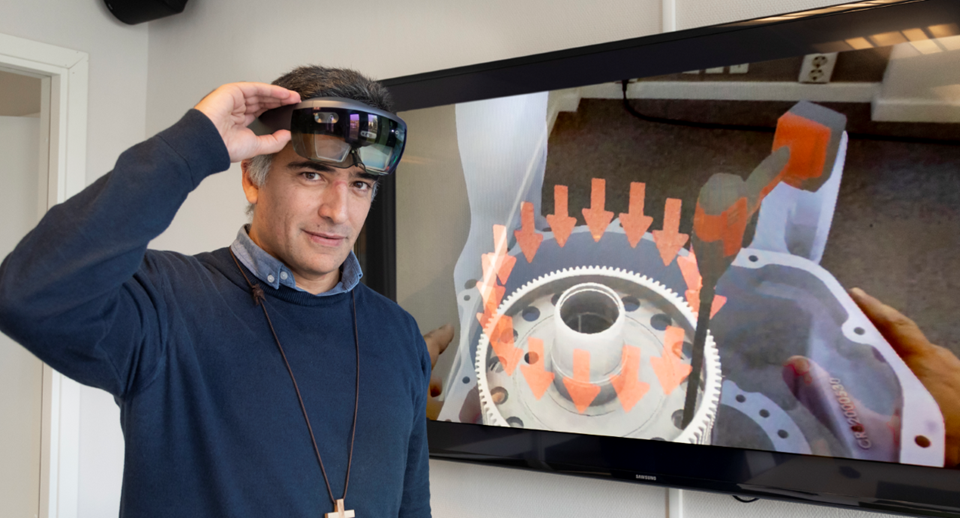 Manuel Oliveira, SINTEF-researcher and CEO at KIT-AR, demonstrating KIT's augmented reality functions that gives you the perfect skills - just when you need it. Photo: Thor Nielsen
