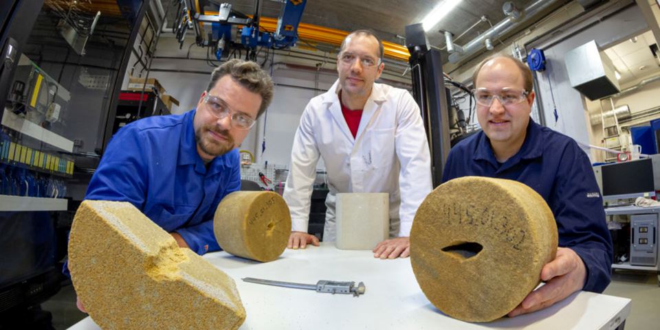 These research scientists can now predict the threshold at which an oil reservoir will produce sand – and may collapse: From the left: Dawid Szewczyk, Andreas Berntsen and Lars Erik Walle. Photo: Thor Nielsen.