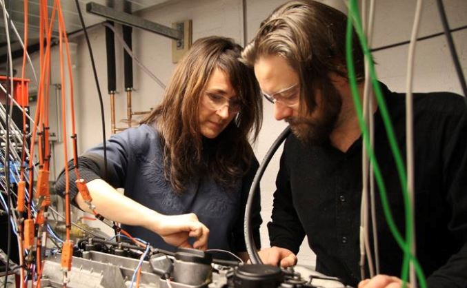 The picture is from when Professor Terese Løvås led the Motor Laboratory. They are working with some kind of mechanical instrument