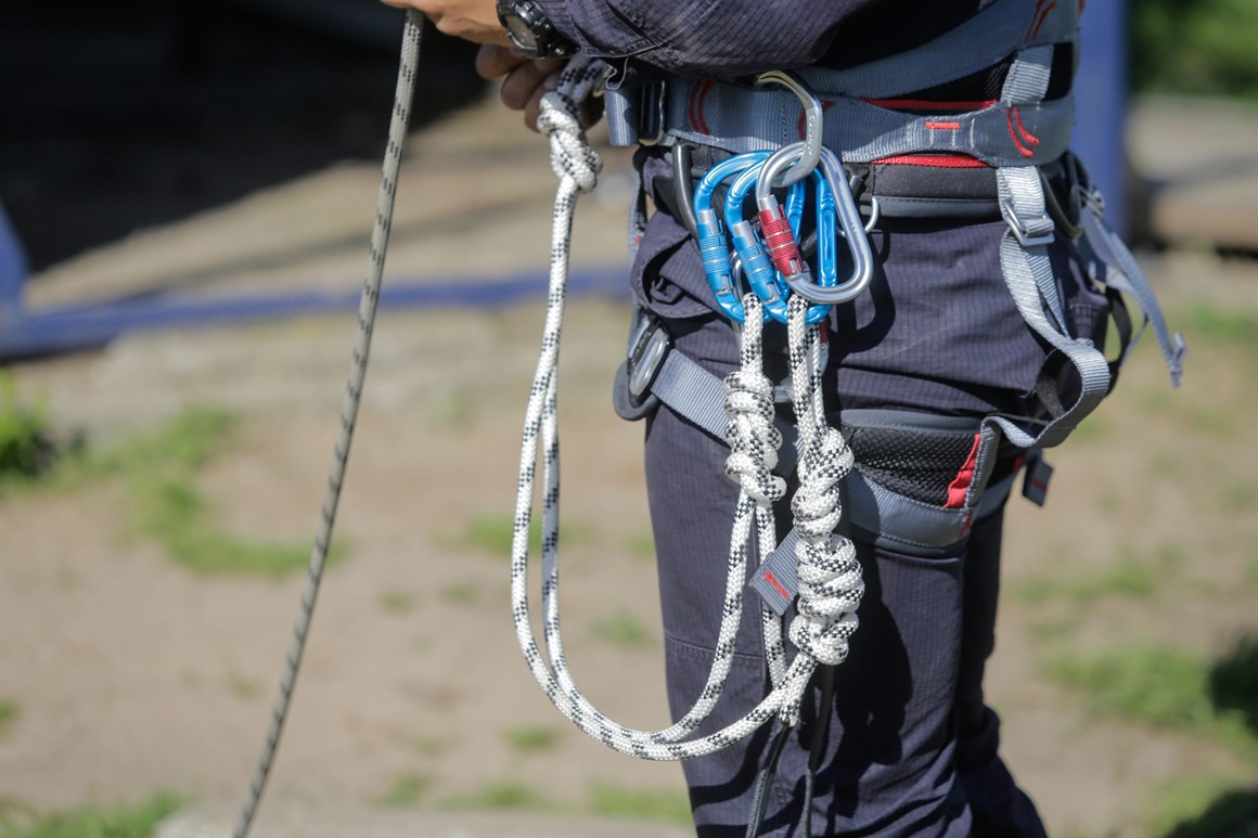What does a rock climbing belay device have in common with a subsea cable installation vessel? - Vimarsana News