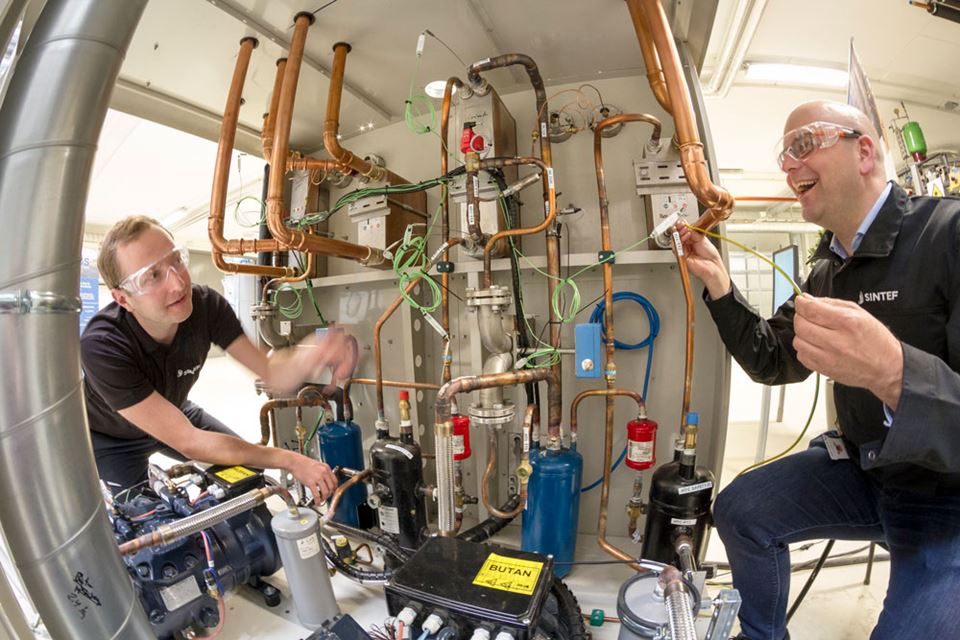 Some industries require temperatures of between 100 and 180 degrees. A new heat pump is able to deliver this, so it has great commercial potential. Such technology represents low-hanging fruit for an industrial sector aiming to reduce both greenhouse gas emissions and energy consumption, say SINTEF researchers Michael Bantle (right) and Christian Schlemminger. Photo: Thor Nielsen.
