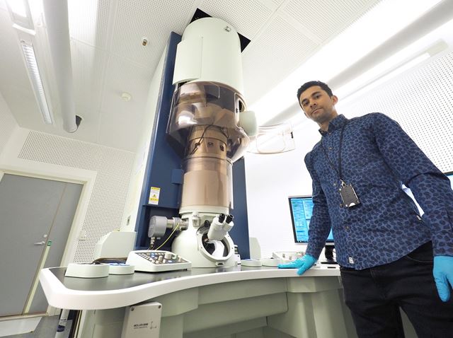 Adrian Lervik with the microscope