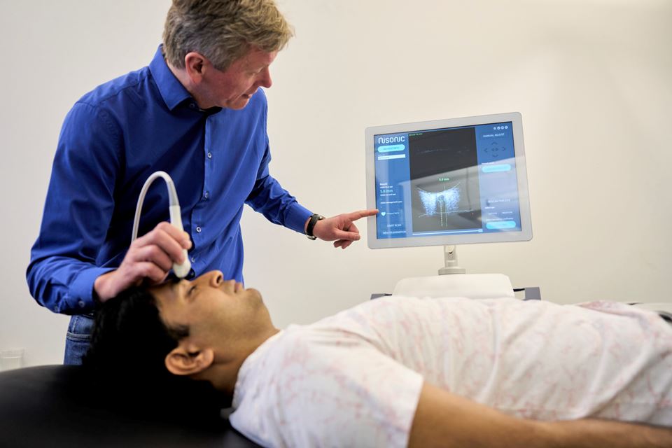 Elevated intracranial pressure, or pressure in the brain, can cause permanent damage. There is a significant market for a device that can detect and messure increased pressure easily and quickly without surgery, says Selbekk. Here he demonstrates the technology. Photo: Ole Martin Wold