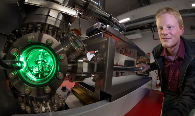 SINTEF researcher Sigurd Wenner shows the atomic probe tomograph; the instrument that tears apart and analyzes materials.