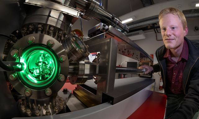  SINTEF researcher Sigurd Wenner shows the atomic probe tomograph; the instrument that tears apart and analyzes materials.