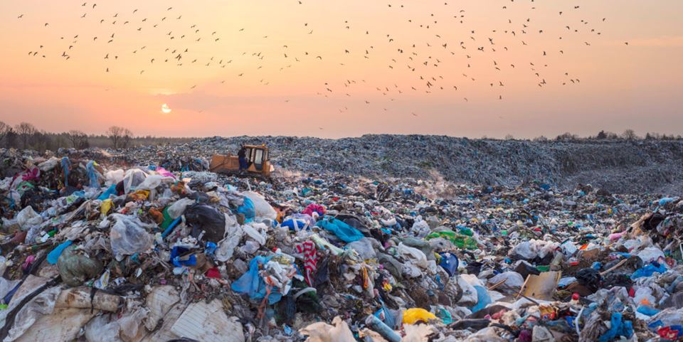 Plastics represent only ten percent of the world’s total volume of waste, but nevertheless account for the majority of marine pollution. But plastic waste can replace coal as a combustion fuel in facilities such as concrete factories. Photo: Shutterstock/Roman Mikhailiuk