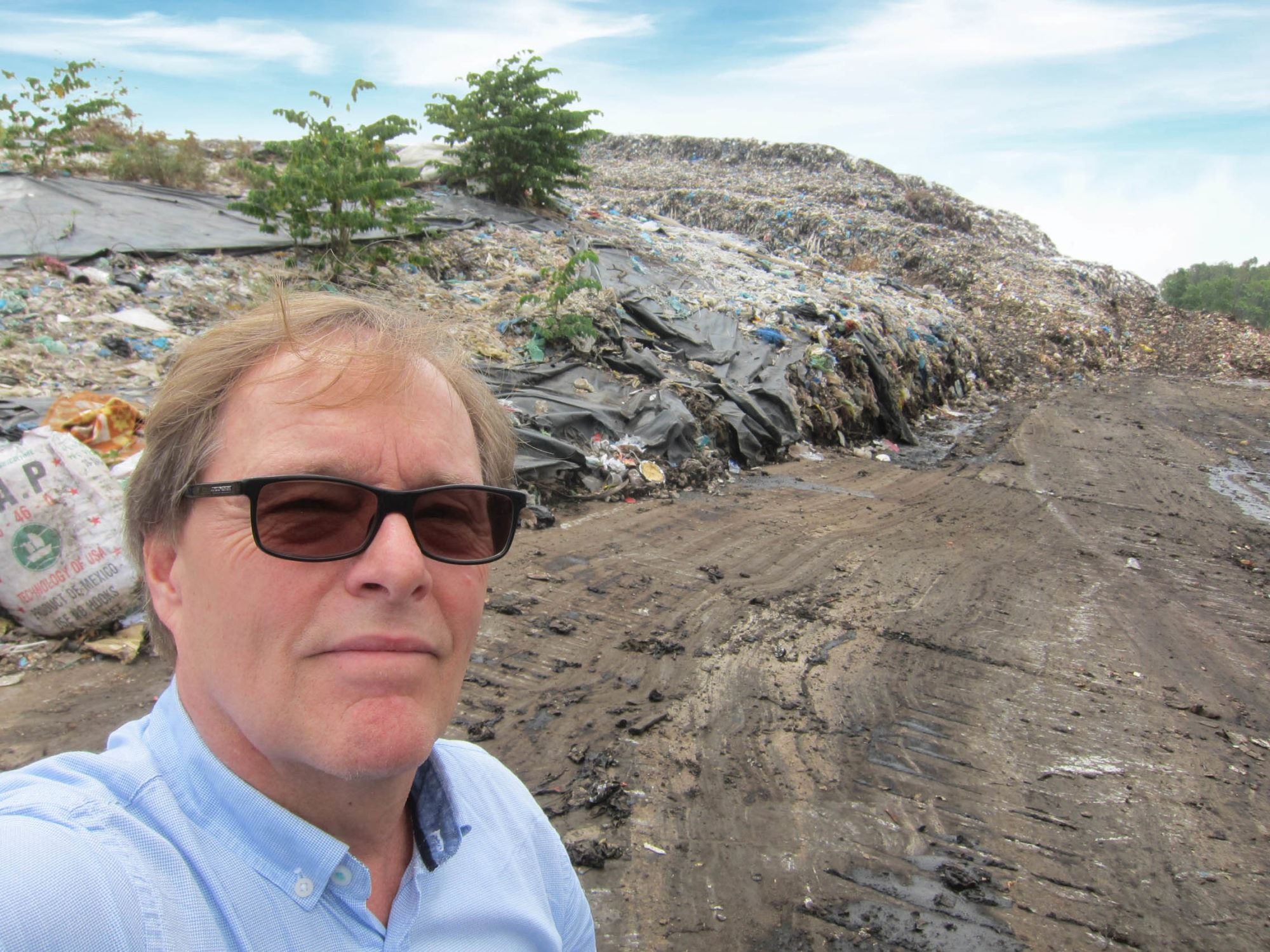 Kåre Helge Karstensen of SINTE in front of a garbage pile inVietnam.