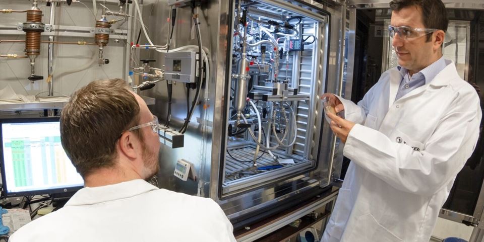 Lars Erik Parnas and Marius Sandru (right) in their lab. The membrane they have developed here can be used to remove CO2 from flue gases and biogas, as well as capture greenhouse gases from fermentation processes. And it is made of materials that are found in most homes. Photo: Thor Nielsen.