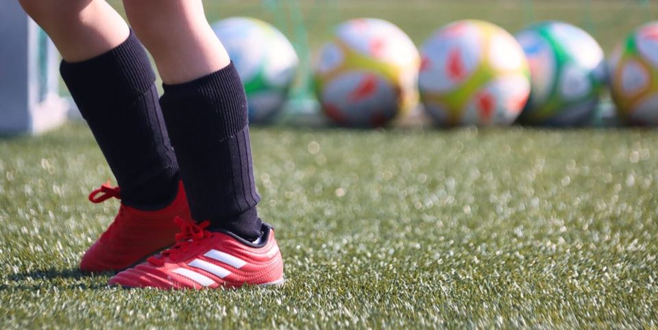 Together with the company Green Recycling in Rogaland, SINTEF is planning to investigate a number of technologies aimed at converting low quality plastic from artificial turf into recyclable materials. Stock photo: Pixabay