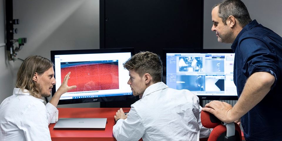 Dennis Meier, Kasper A. Hunnestad and Constantinos Hatzoglou in the APT laboratory. Foto: Geir Mogen, NTNU