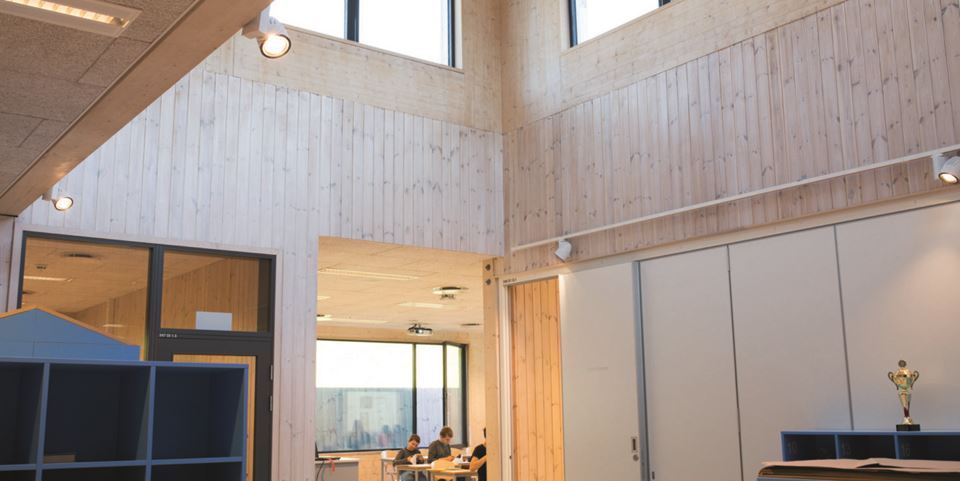 Research scientists have been compiling our current knowledge about how light impacts on school pupils. Their findings may result in more learning and less disruption.  The photo shows 7th grade pupils enjoying themselves at Ulsmåg school in Bergen. Architects: Ola Roald Arkitektur. Photo: Eva Rosa Hollup