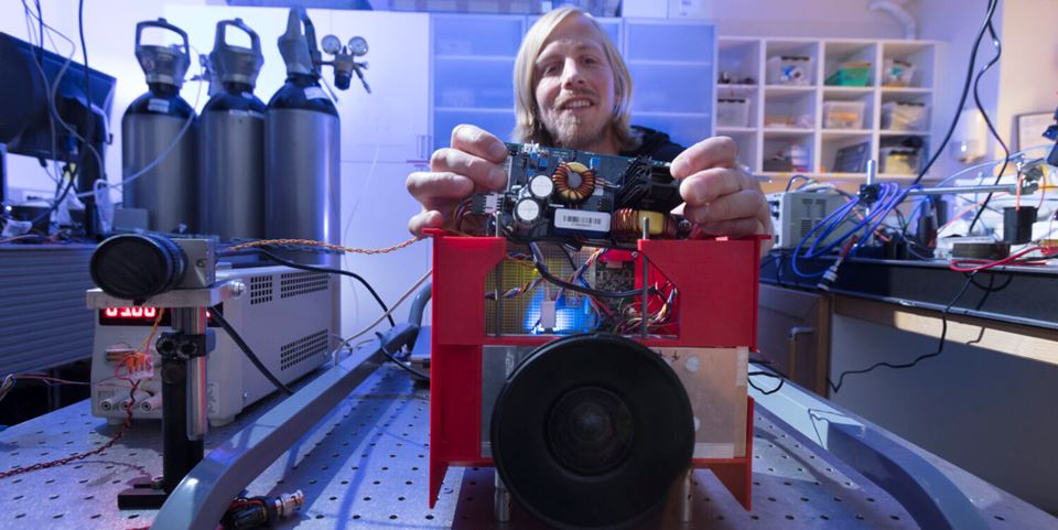 Jostein Thorstensen in the lab with the new 3D-camera. Photo: Werner Juvik