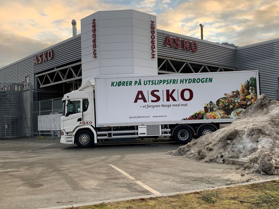 A hydrogen-powered truck containing goods bound for grocery stores filling up with hydrogen at the ASKO terminal at Tiller in Trondheim. Photo: SINTEF/Steffen Møller-Holst