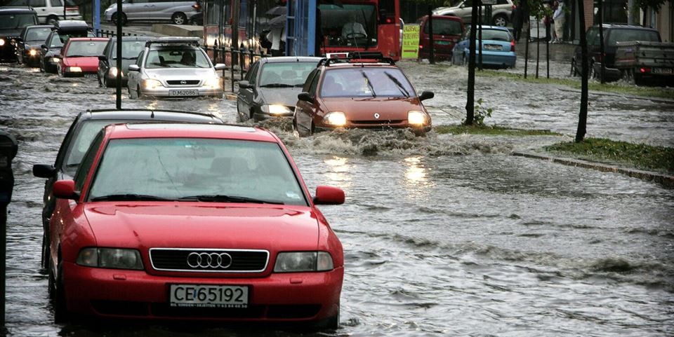 The authors of this article argue that urban communities are under threat because built-up areas and asphalted streets are impermeable to water. Rainwater run-off is ineffective during torrential cloudbursts. The photo shows how torrential rain has created traffic chaos in Lysaker in Oslo. Photo: Mattis Sandblad/NTB