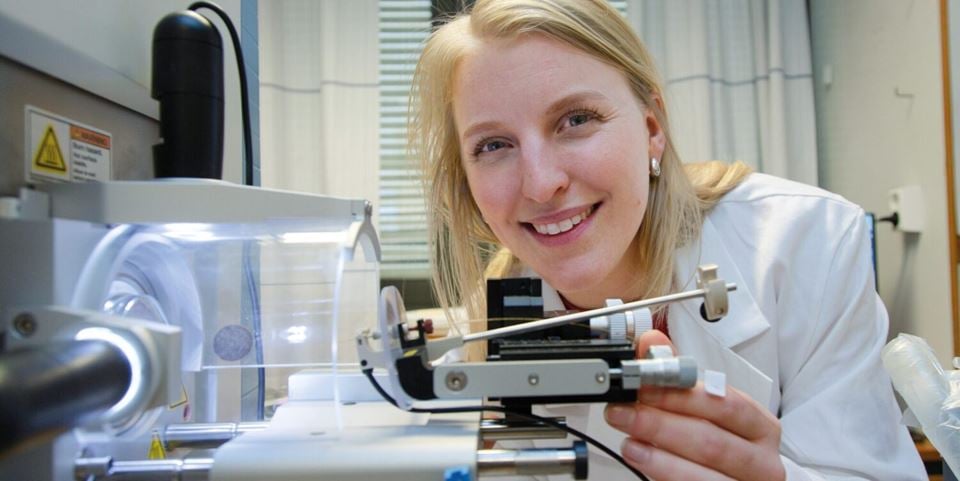 SINTEF-forsker Frøydis Sved Skottvoll i laben. Hun fattet tidlig interesse for såkalte organoider og for mikrosystemene som gjør det mulig å erstatte "forsøkskaniner", for å nevne noe. Foto: Yngve Vogt