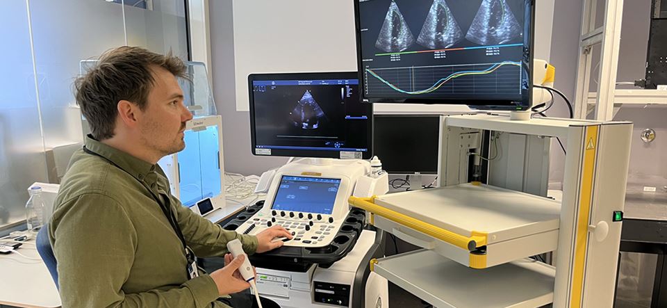 Researcher Andreas Østvik at SINTEF demonstrating the equipment which uses artificial intelligence to harvest experience from previous patients. This will enable doctors to make decisions based on potentially thousands of similar examinations. Photo: William Hoven.