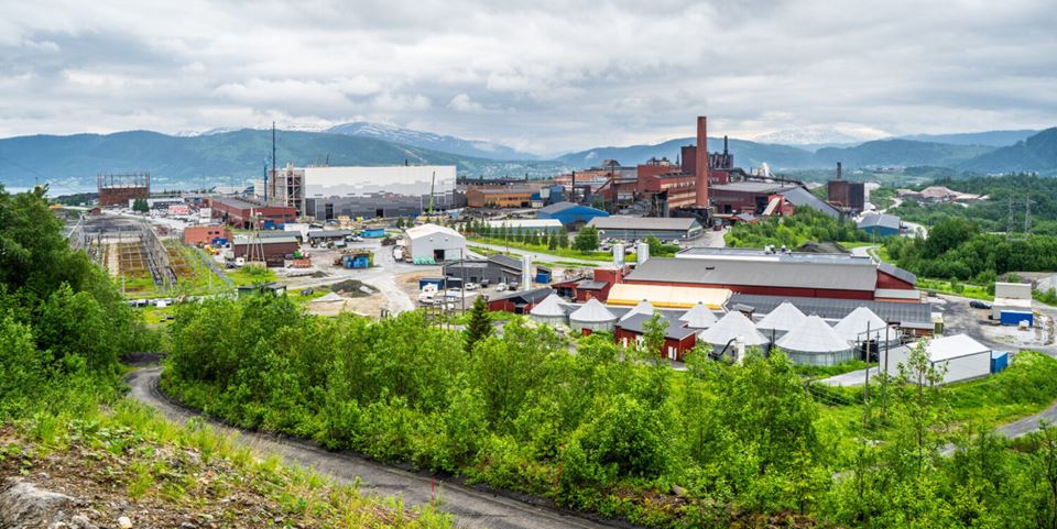 Many industrial parks in Norway are currently facilitating the application of circular processes, such as here at the Mo Industrial Park in Nordland county. The brown gas holder on the left is storing carbon monoxide obtained from one of the industrial plants for reuse by other companies on the site. Photo: Benjamin Strøm Bøen/Mo Industripark AS