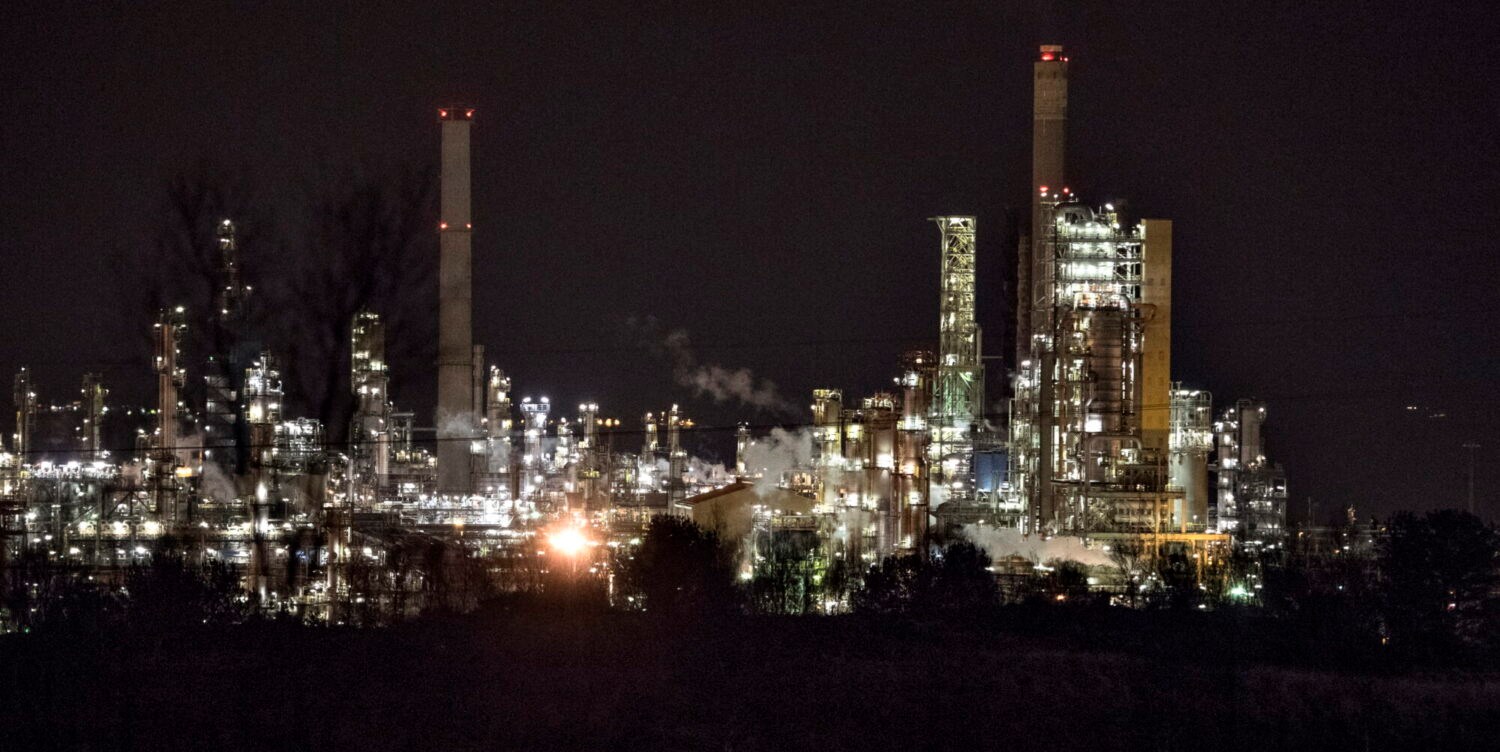 In the past, industrial security systems were built using components and protocols that made access difficult. The authors of this article argue that this is no longer the case. Pictured here is the Equinor oil refinery at Mongstad. Photo: Marit Hommedal/NTB