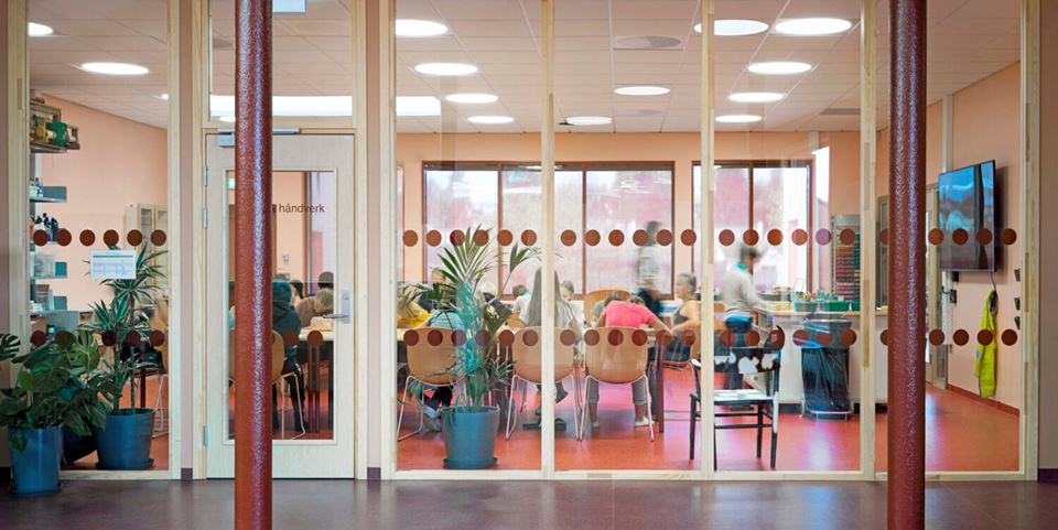 School curricula and teaching methods are evolving in step with the new skills demanded by a changing society. The classroom is therefore in a constant state of flux. Pictured here is the arts and crafts room at Hebekk school in Nordre Follo in Viken county. Photo: Planforum arkitekter (Architectural consultancy)