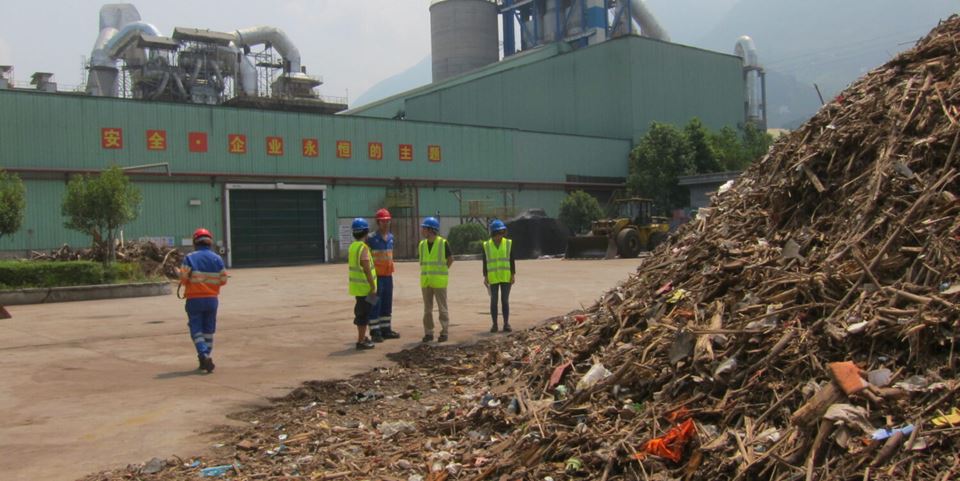 The waste at this disposal site has been collected from the Yangtze River in China and contains 12 percent plastic. SINTEF has recently been showing some Asian countries that non-recyclable plastics recovered from overflowing waste tips may represent a green goldmine for local cement manufacturers. Photo: SINTEF