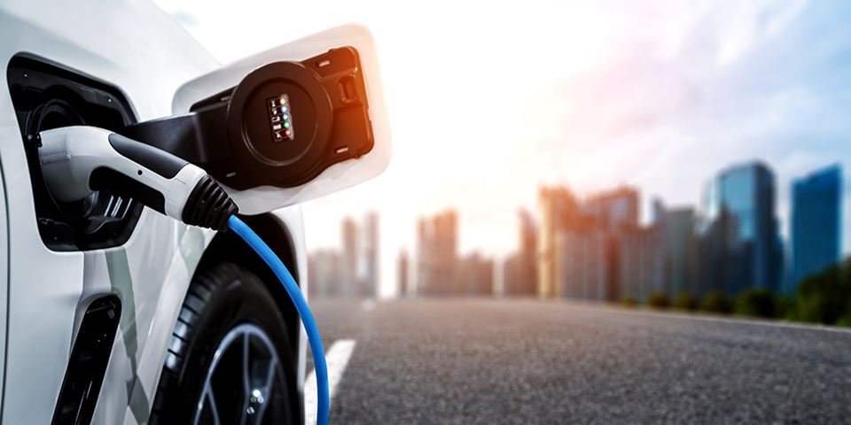 The author of this article describes how he and his research team have been using a data model to find out how a college in Norway can charge its cars and use a storage battery in the most cost-effective way throughout the year. Photo: Shutterstock/NTB