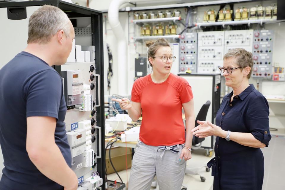 There’s not a lot you can do when the internet goes down, and your panel heaters and electric hob suddenly go cold. Fortunately, power cuts don’t happen very often. But, according to Chief Research Scientist Gerd Kjølle (right), the electrification of society is putting major demands on supply security. Kjølle is pictured here with her colleagues Henning Taxt and Maren Istad. Photo: Daniel Albert